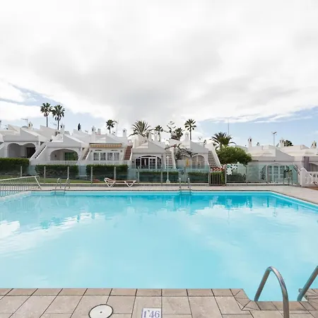 Spacious 2br Bungalow Private Solarium & Pool Holiday home
