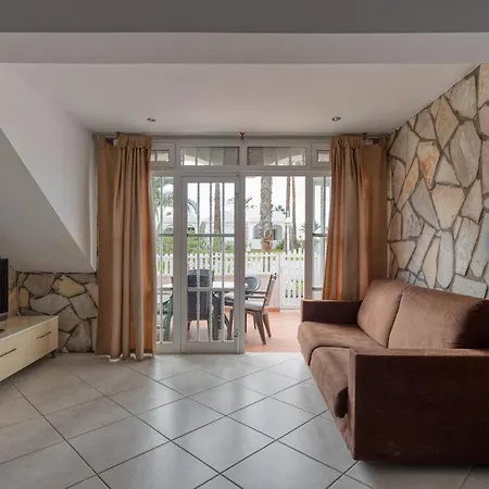 Spacious 2br Bungalow Private Solarium & Pool Holiday home